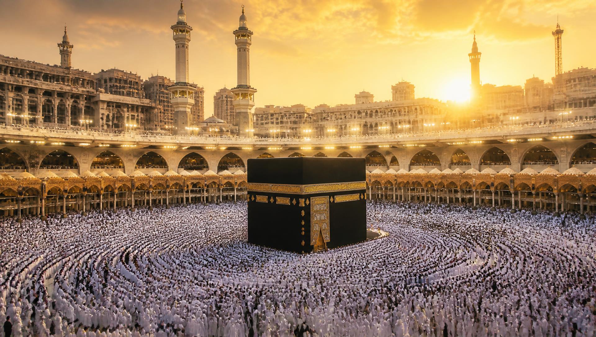 Suasana thawaf di Masjidil Haram saat senja